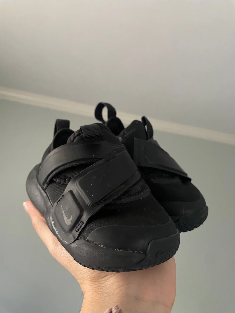 Nike Kids Black Hook-and-Loop Athletic Sneakers